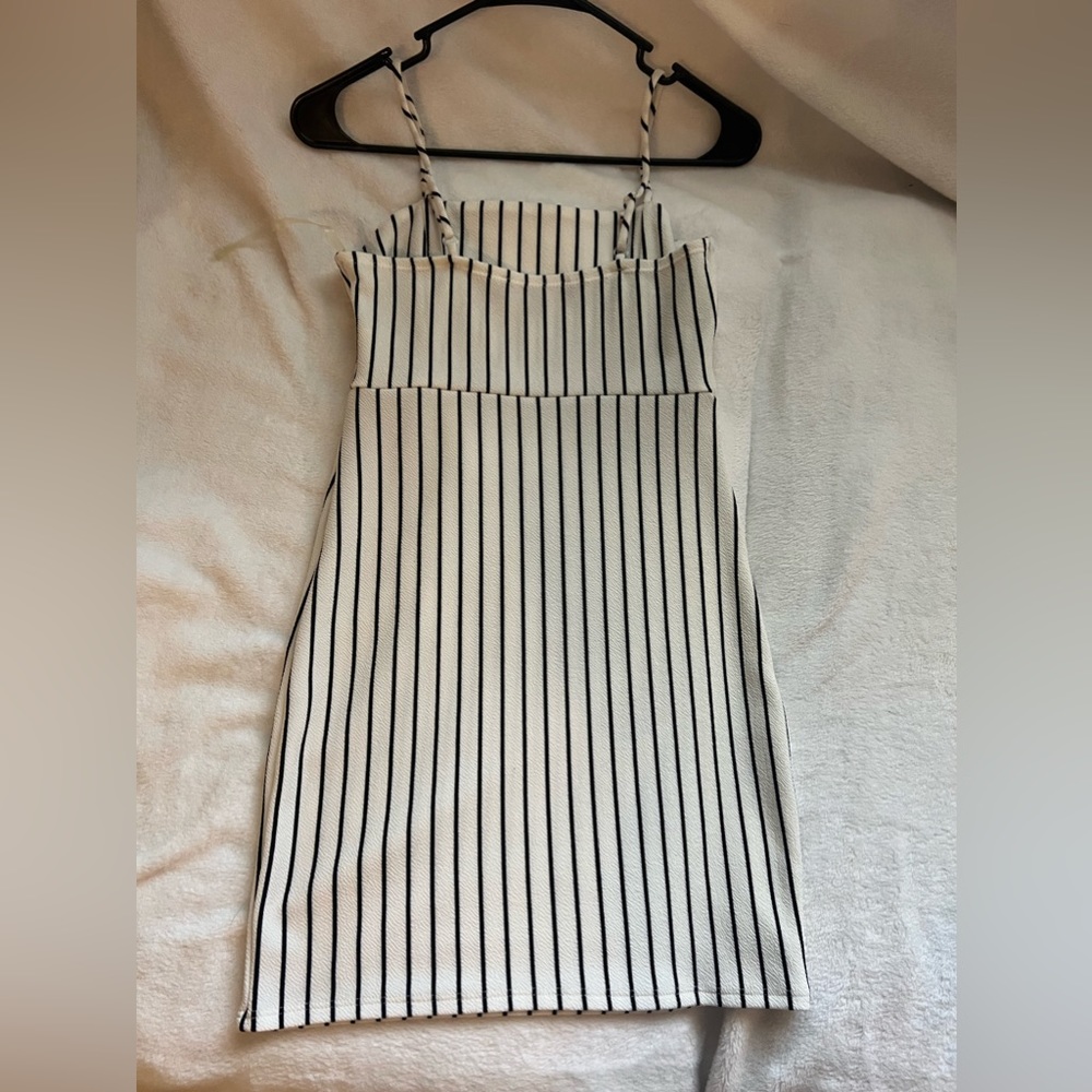 Tight fitted black & white dress XS